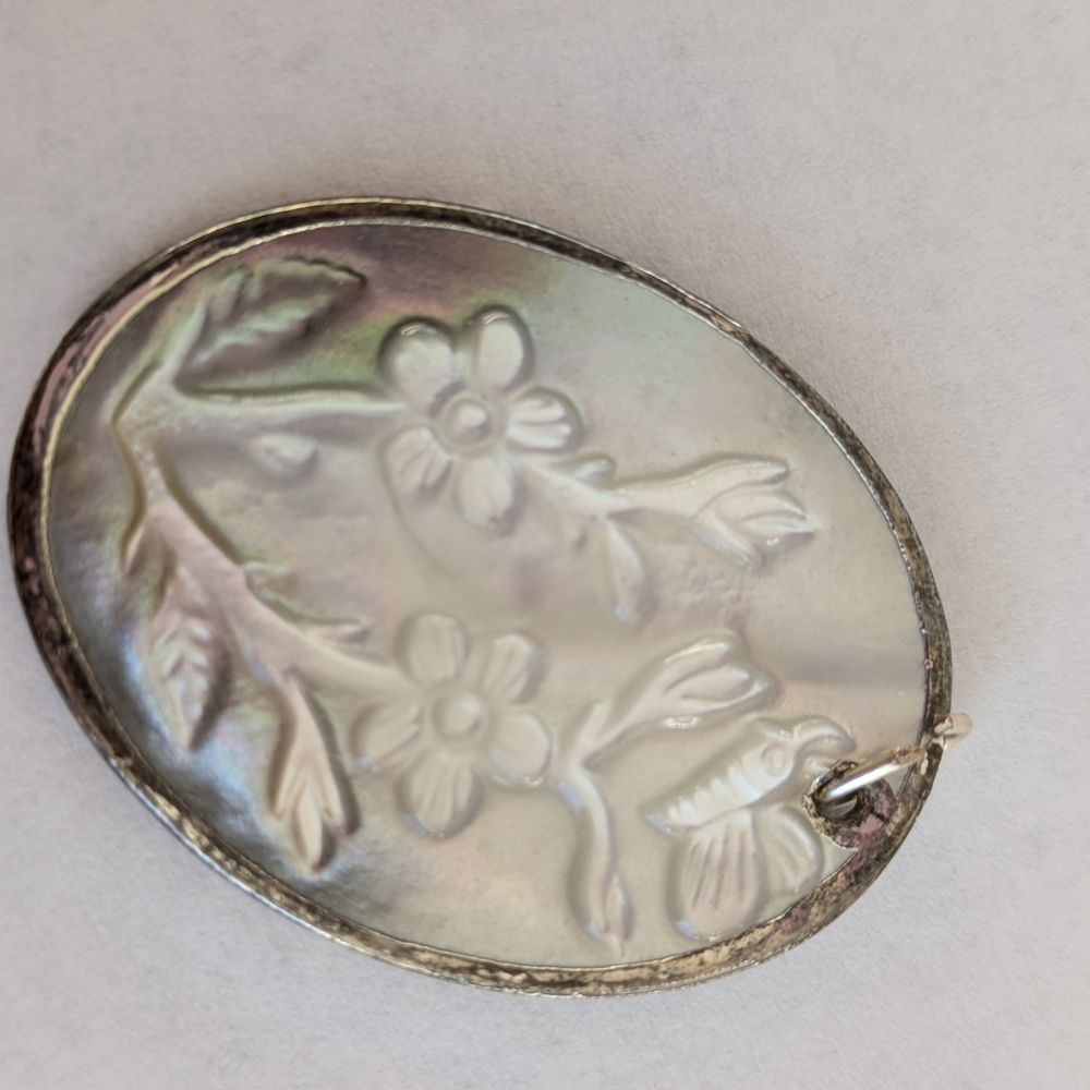 Pendant Hand-Carved Mother of Pearl Floral Pendant Necklace - Iridescent White